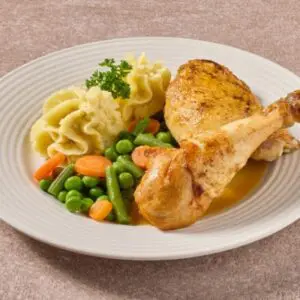 Gegrilde kippenbout met groentenmix en aardappelpuree